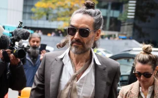 Sidang Russell Brand, Jaksa Sebut Korban Dihantui Selama Tahun
