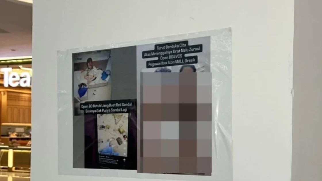 Poster Wanita Tanpa Busana Ditempel di Mal Gresik