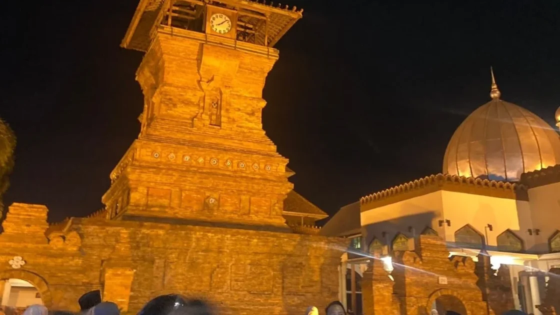 Pesona Menara Kudus Bertabur Cahaya Keemasan Malam Hari