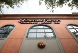 Mengapa Cheesecake Factory Jadi Perdebatan Politik AS?