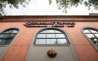 Mengapa Cheesecake Factory Jadi Perdebatan Politik AS?