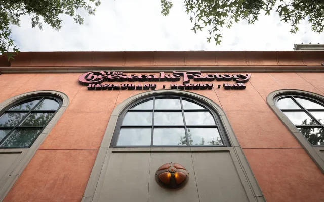Mengapa Cheesecake Factory Jadi Perdebatan Politik AS?