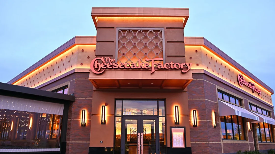 Mengapa Resepsi Gedung Putih Sebaiknya di Cheesecake Factory?