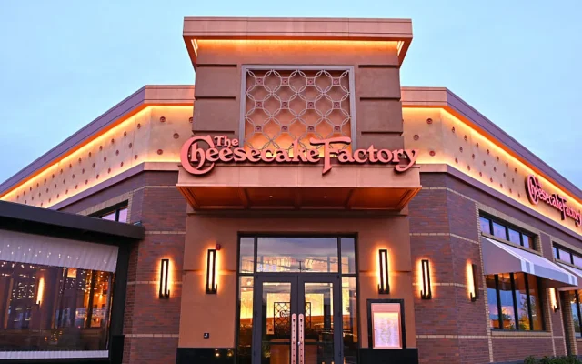 Mengapa Resepsi Gedung Putih Sebaiknya di Cheesecake Factory?